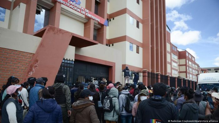 Padres piden justicia tras la tragedia en universidad de Bolivia Padres piden justicia tras la tragedia en universidad de Bolivia