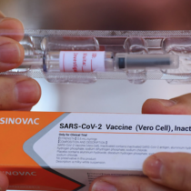 El Mostrador en La Clave: Los auténticos artífices del éxito de la vacuna Sinovac en Chile