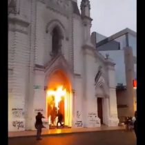 Desconocidos incendiaron frontis de la Catedral de Antofagasta tras convocatoria por el Día de la Mujer