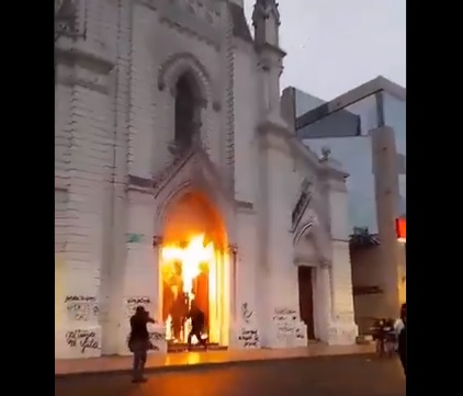 Desconocidos incendiaron frontis de la Catedral de Antofagasta tras convocatoria por el Día de la Mujer