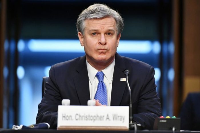 Jefe del FBI acusa a los atacantes del Capitolio de terrorismo doméstico Jefe del FBI acusa a los atacantes del Capitolio de terrorismo doméstico