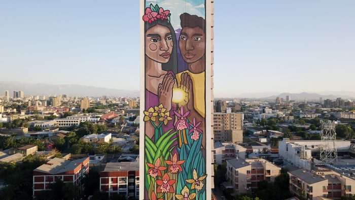 La artista chilena STFI Leigthon presenta mural de 60 metros de altura sobre la igualdad