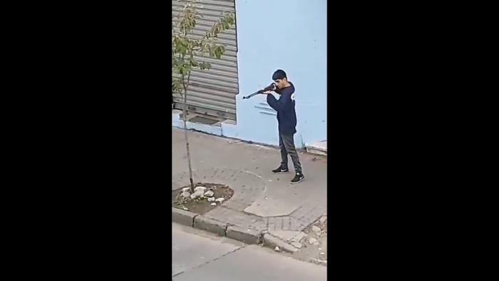 Joven se apostó con rifle frente a comisaría de Concepción y apuntó a funcionarios de Carabineros Joven se apostó con rifle frente a comisaría de Concepción y apuntó a funcionarios de Carabineros