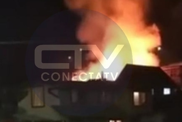 Cabaña en Tirúa es quemada completamente tras episodio de violencia intrafamiliar Cabaña en Tirúa es quemada completamente tras episodio de violencia intrafamiliar