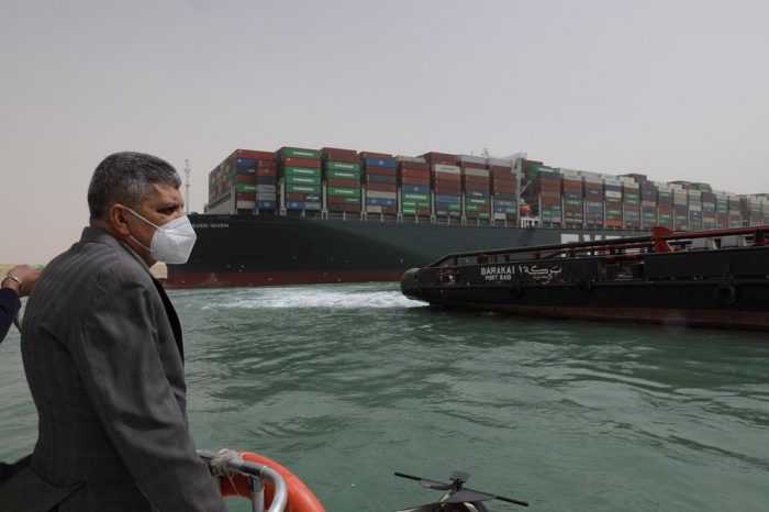 Fracasa primer intento de reflotar megabuque encallado en canal de Suez Fracasa primer intento de reflotar megabuque encallado en canal de Suez
