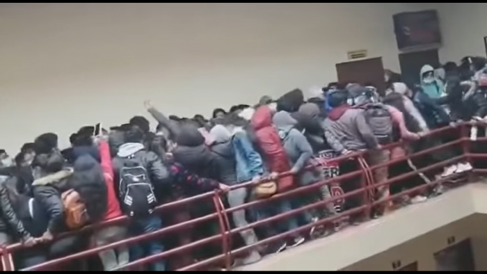 Al menos cinco universitarios murieron en Bolivia tras ceder baranda y caer desde cuarto piso Al menos cinco universitarios murieron en Bolivia tras ceder baranda y caer desde cuarto piso