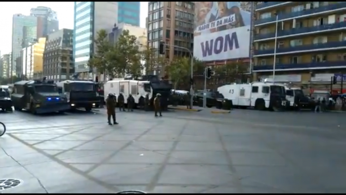 Viernes de manifestaciones en el centro de Santiago: Carabineros cambia estrategia y despliega masivo contingente de FF.EE. Viernes de manifestaciones en el centro de Santiago: Carabineros cambia estrategia y despliega masivo contingente de FF.EE.