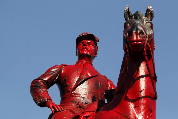La estatua, el vacío y la muralla La estatua, el vacío y la muralla