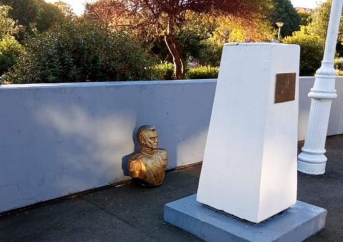 Armada denuncia remoción de busto de O'Higgins en Castro