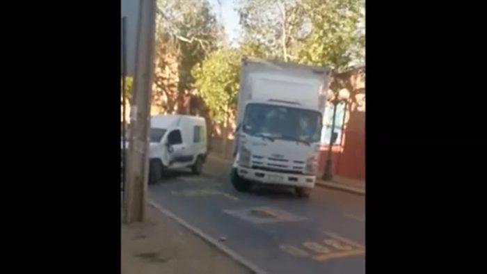 Insólito: camión chocó varias veces contra auto y derribó poste en Providencia Insólito: camión chocó varias veces contra auto y derribó poste en Providencia