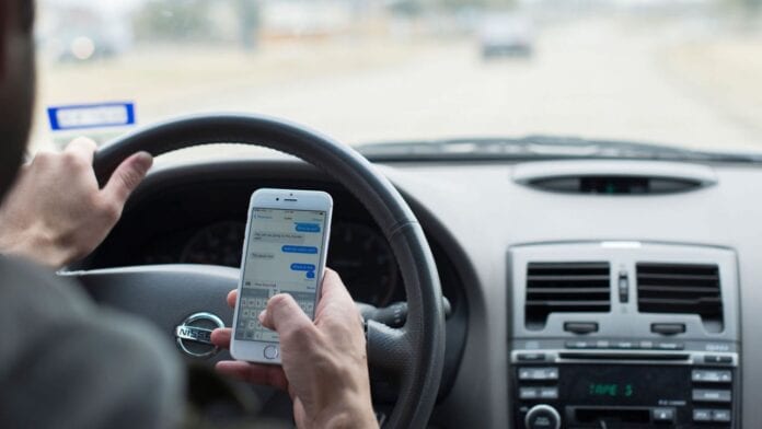Uso de Whatsapp al volante triplica la posibilidad de atropello y eleva en 27 veces la conducción distraída Uso de Whatsapp al volante triplica la posibilidad de atropello y eleva en 27 veces la conducción distraída