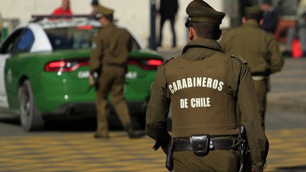Dos carabineros resultaron heridos tras procedimiento por robo de madera en Cholchol Dos carabineros resultaron heridos tras procedimiento por robo de madera en Cholchol