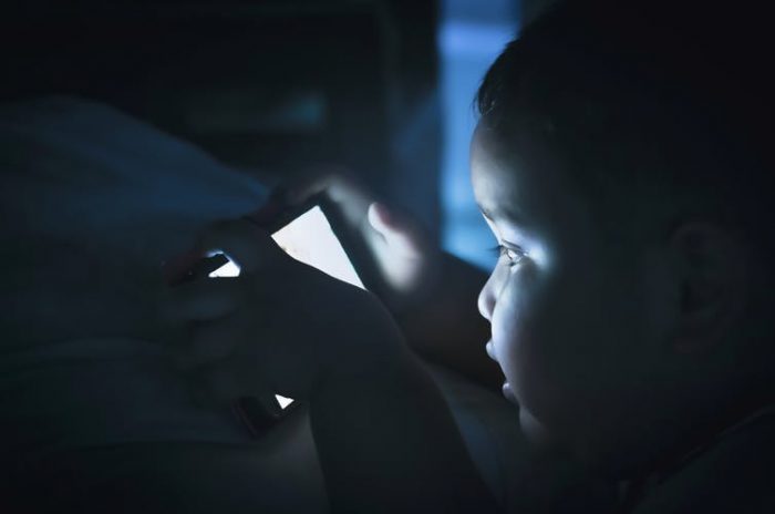 Cenar tarde, hacer vida nocturna y usar el móvil antes de dormir engorda Cenar tarde, hacer vida nocturna y usar el móvil antes de dormir engorda