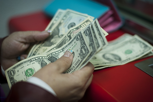 Dólar cierra con marcada caída y termina debajo de los $720 Dólar cierra con marcada caída y termina debajo de los $720