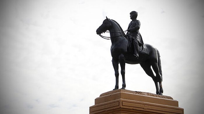 Corte de Apelaciones establece arresto domiciliario total para imputado por daños a estatua de Baquedano Corte de Apelaciones establece arresto domiciliario total para imputado por daños a estatua de Baquedano