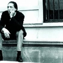 Indignación en mundo literario por amenaza de cárcel y multa contra autor de libro sobre el poeta Juan Luis Martínez