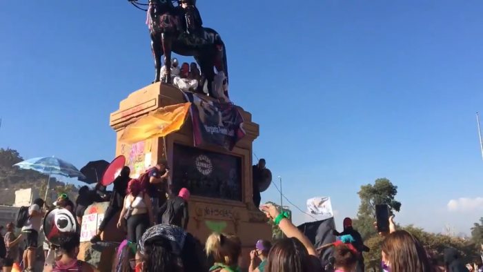 8M: hombres encapuchados intentaron tumbar estatua de Baquedano en medio de manifestaciones 8M: hombres encapuchados intentaron tumbar estatua de Baquedano en medio de manifestaciones