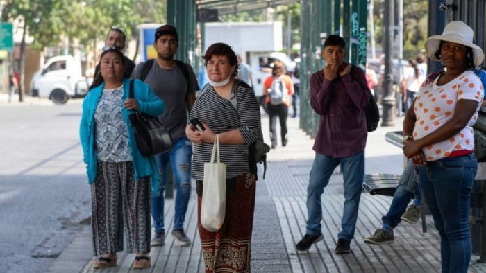 BBC: “No califico para el bono”, las duras críticas al sistema de ayudas sociales en Chile para hacer frente a la pandemia