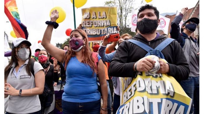 3 factores para entender las protestas en Colombia y la indignación contra la reforma tributaria