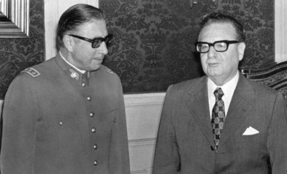 “Una vida tantas veces vivida”: La novela que hace conversar a Salvador Allende y Augusto Pinochet “Una vida tantas veces vivida”: La novela que hace conversar a Salvador Allende y Augusto Pinochet