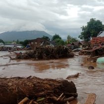 Socorristas buscan sobrevivientes luego de ciclón que azotó a Indonesia y que cuenta cerca de 100 fallecidos