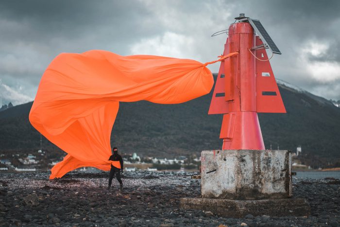 Artista visual realizó intervención en Puerto Williams para mostrar la unión de las artes y las ciencias Artista visual realizó intervención en Puerto Williams para mostrar la unión de las artes y las ciencias