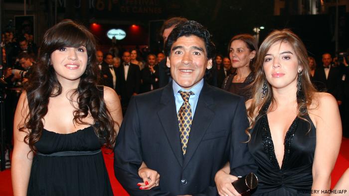 Abogado de Maradona: sus hijas le robaron y lo abandonaron Abogado de Maradona: sus hijas le robaron y lo abandonaron