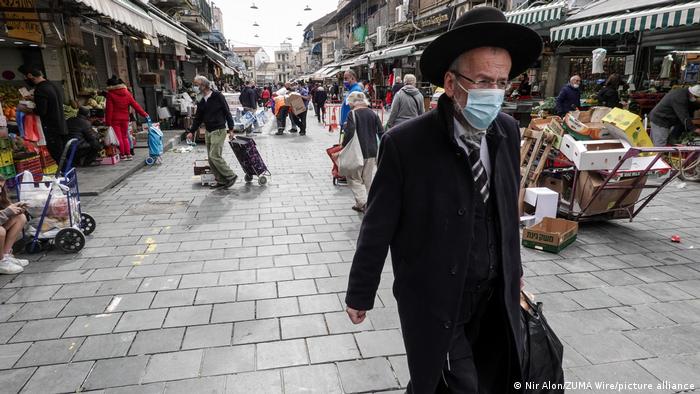 Los israelíes, aliviados, salen a la calle sin mascarilla