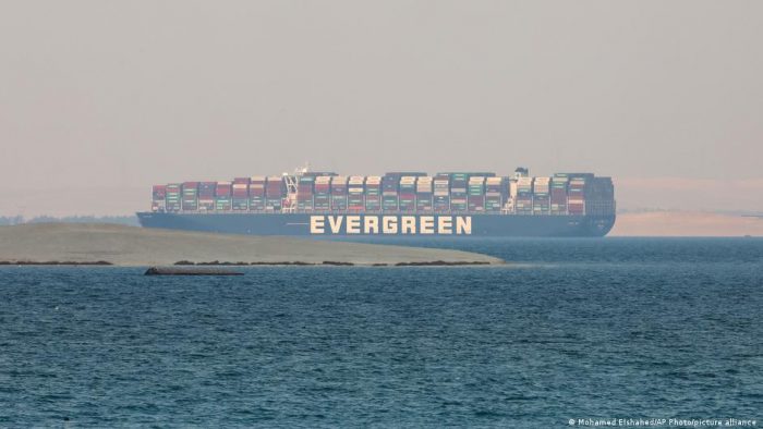 Egipto reclama indemnización de 900 millones de dólares por bloqueo del canal de Suez Egipto reclama indemnización de 900 millones de dólares por bloqueo del canal de Suez