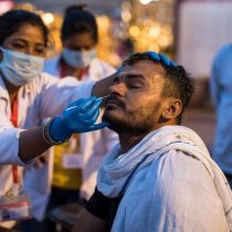 India rompe récord mundial de contagios en un día