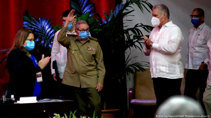 Raúl Castro confirma su renuncia como jefe del Partido Comunista de Cuba