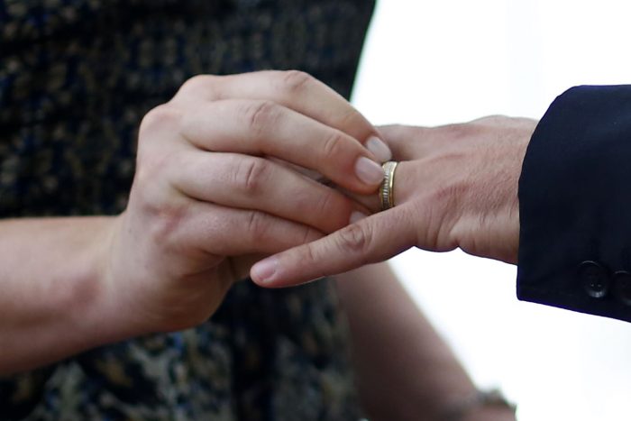 Matrimonio en parroquia de Las Condes termina con 12 detenidos: Arzobispado reconoce haber dispuesto de protocolo sanitario desactualizado Matrimonio en parroquia de Las Condes termina con 12 detenidos: Arzobispado reconoce haber dispuesto de protocolo sanitario desactualizado
