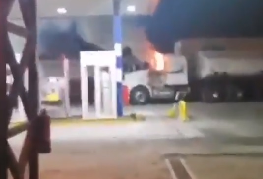 Ataque incendiario en Victoria dejó siete camiones dañados y un chofer herido a bala Ataque incendiario en Victoria dejó siete camiones dañados y un chofer herido a bala