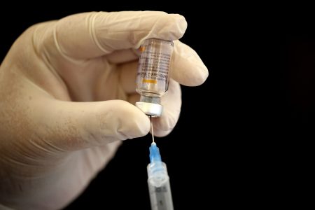 Hombre contagiado con coronavirus golpea a enfermera en centro de vacunación de Las Condes