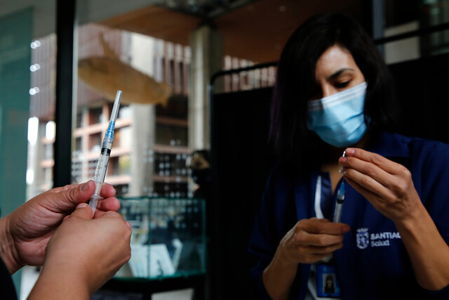 Chile supera los ocho millones de vacunados contra el coronavirus y es el segundo país con más población totalmente inmunizada Chile supera los ocho millones de vacunados contra el coronavirus y es el segundo país con más población totalmente inmunizada