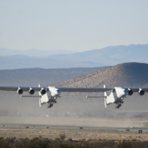 Roc: el avión más grande del mundo surca los cielos en California