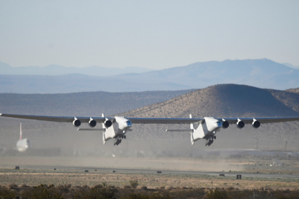Roc: el avión más grande del mundo surca los cielos en California Roc: el avión más grande del mundo surca los cielos en California