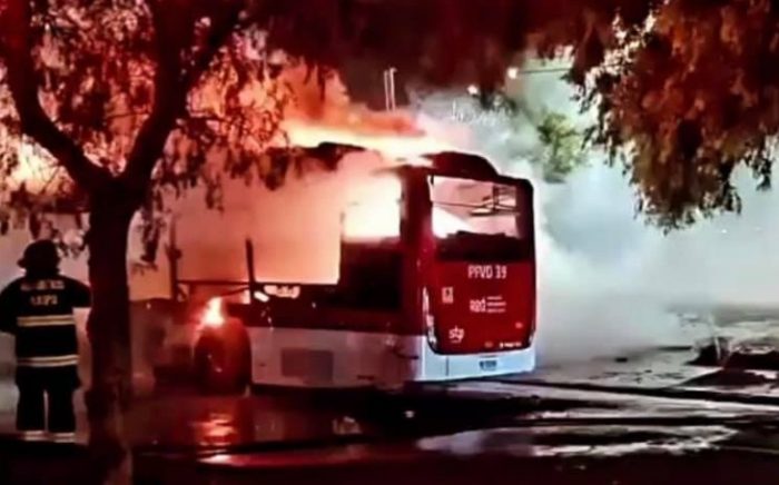 Encapuchados queman bus del transporte público en Cerrillos en nueva jornada de incidentes en la RM