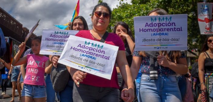 Histórico: 63% de chilenos apoya la adopción homoparental y el 74% el matrimonio igualitario Histórico: 63% de chilenos apoya la adopción homoparental y el 74% el matrimonio igualitario