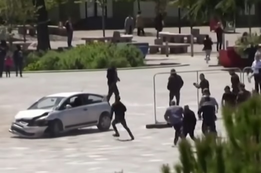 Personas detienen a un alocado conductor que puso en peligro a decenas de peatones en Albania Personas detienen a un alocado conductor que puso en peligro a decenas de peatones en Albania