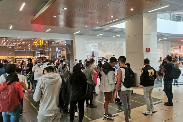 «Una locura»: extensas filas en reapertura del Costanera Center tras ingreso de Providencia a Fase 2