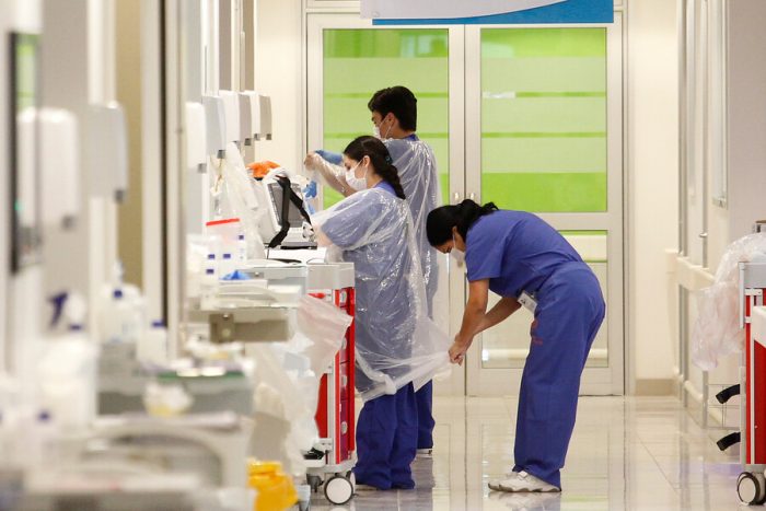 «No somos máquinas, somos personas»: enfermeras acusan extensión de jornada laboral por adelanto de toque de queda