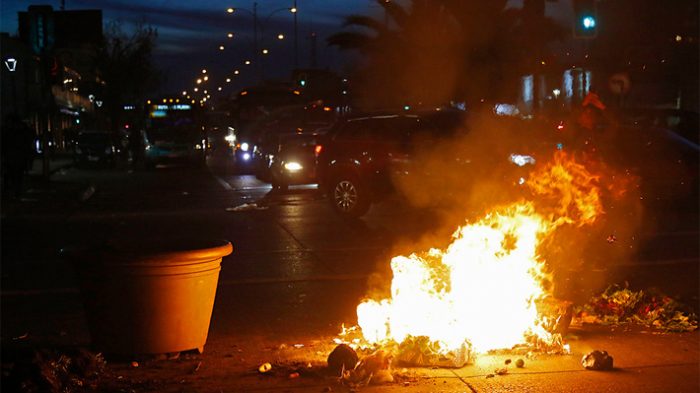 Cacerolazos esporádicos y barricadas: cuarta noche de manifestaciones ante requerimiento al TC por tercer retiro Cacerolazos esporádicos y barricadas: cuarta noche de manifestaciones ante requerimiento al TC por tercer retiro