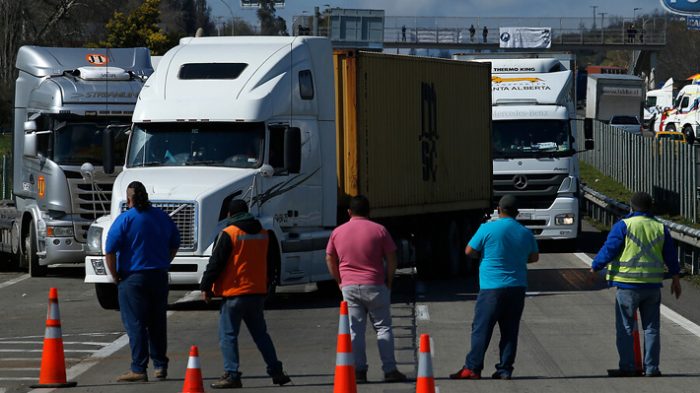 Ministra de Transportes y presidente de CNDC dialogan por centenar de camioneros chilenos varados en Argentina Ministra de Transportes y presidente de CNDC dialogan por centenar de camioneros chilenos varados en Argentina