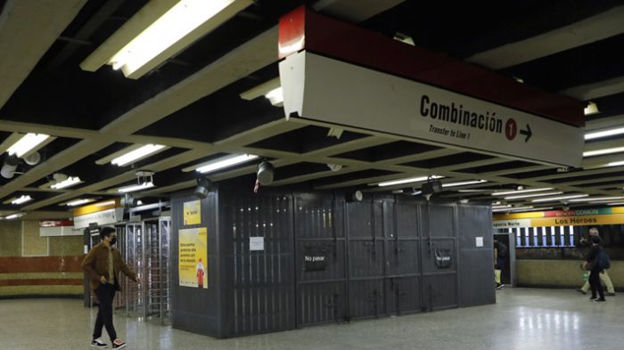 Diputado Winter pide oficiar a Metro por criticadas puertas giratorias en estación Los Héroes