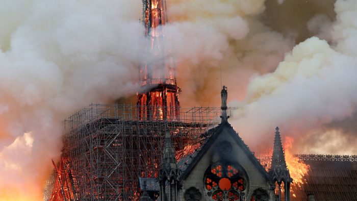 Macron visita la catedral de Notre Dame en el segundo aniversario de su incendio