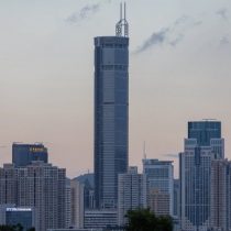 Rascacielos chino de 300 metros tambalea y provoca masiva evacuación