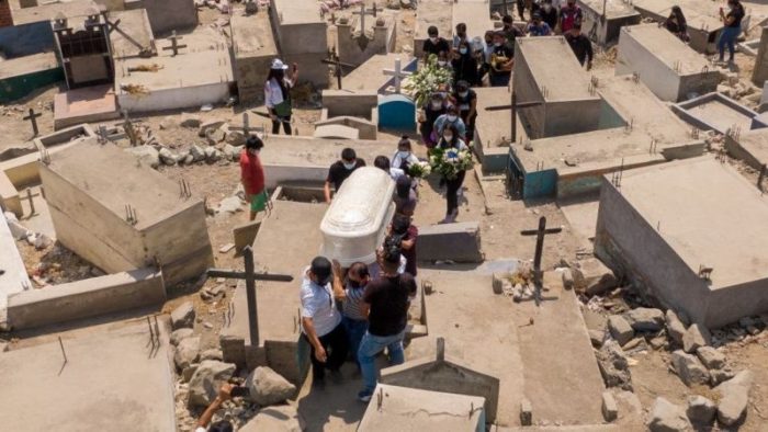 Perú duplica la cifra de muertes por covid-19 tras una revisión de cifras y se convierte en el país con la mayor tasa de mortalidad per cápita del mundo Perú duplica la cifra de muertes por covid-19 tras una revisión de cifras y se convierte en el país con la mayor tasa de mortalidad per cápita del mundo