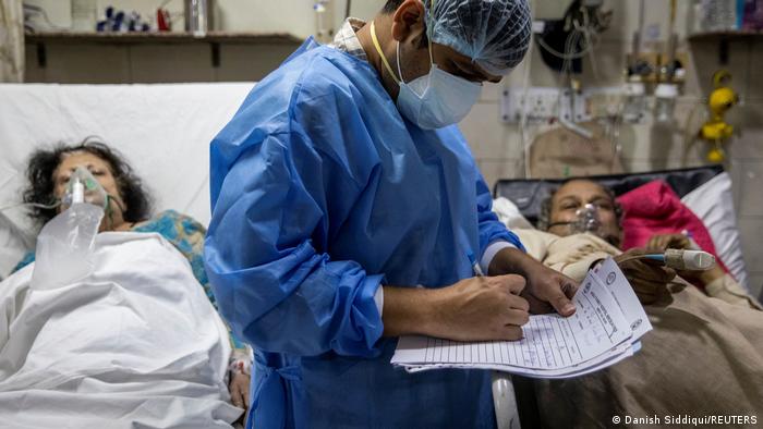 Coronavirus: India supera por primera vez los 4.000 muertos diarios
