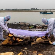Decenas de cadáveres de víctimas de COVID-19 están apareciendo a orillas del río Ganges, norte de India